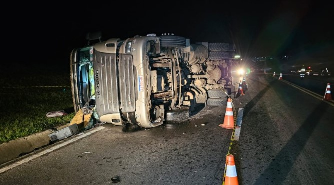 Motorista morre após tombar carreta na BR-116