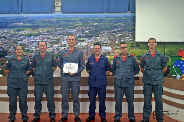 Bombeiro que salvou bebê recebe homenagem na Câmara