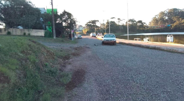 Ladrões batem carro durante fuga, tentam incendiar veículo e vão para a cadeia em SC