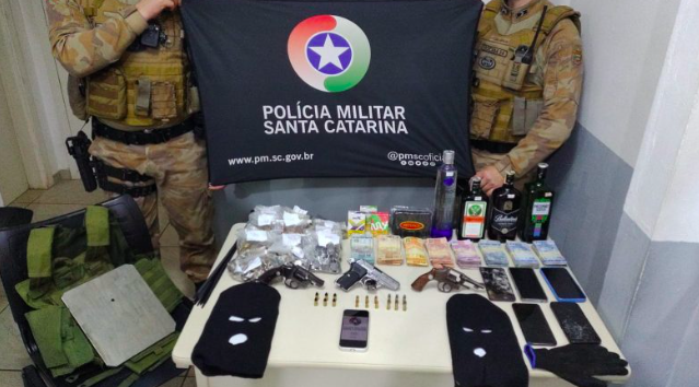 Assaltantes amarram gerente, roubam supermercado e são presos em motel de Chapecó