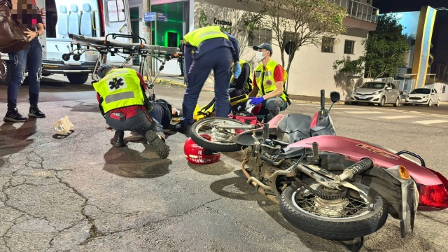 Motociclista fica ferido após colisão no Centro