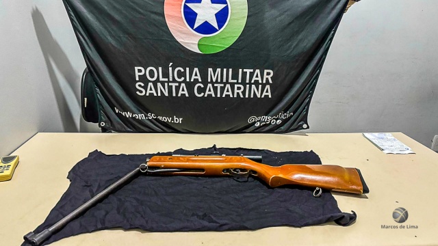Homem tenta fugir de viatura e é detido com espingarda possivelmente adulterada