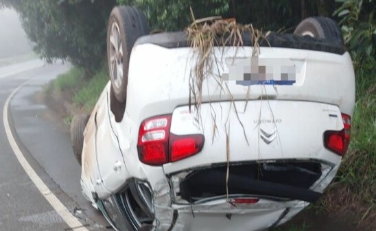 Motorista fica ferido após capotamento em Chapecó
