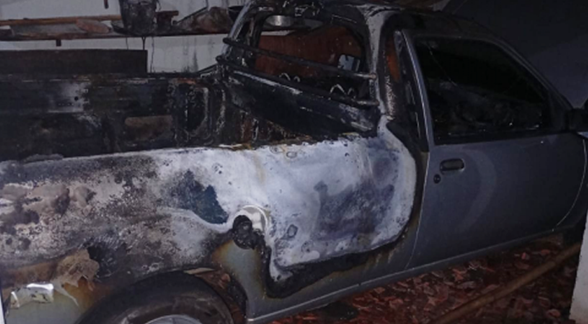 Incêndio em veículo dentro de garagem residencial mobiliza bombeiros