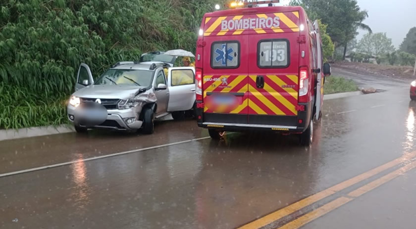 Mulher fica ferida em colisão com carreta na BR-163