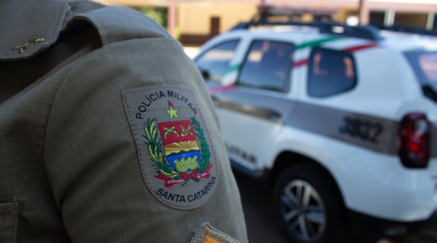 Homem é preso por ameaça , dano, lesão corporal e racismo no Oeste de SC