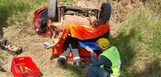 Motorista fica preso em carro por 15 horas após cair de ribanceira em SC