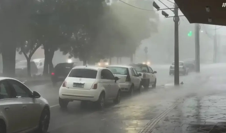 Chuvas e ventos fortes voltam a causar estragos em cidades do RS