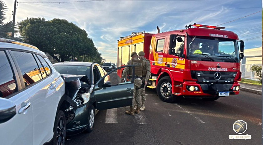 Motorista embriagado causa acidente com três veículos