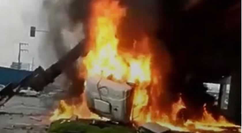 Caminhão despenca de viaduto, pega fogo e explode