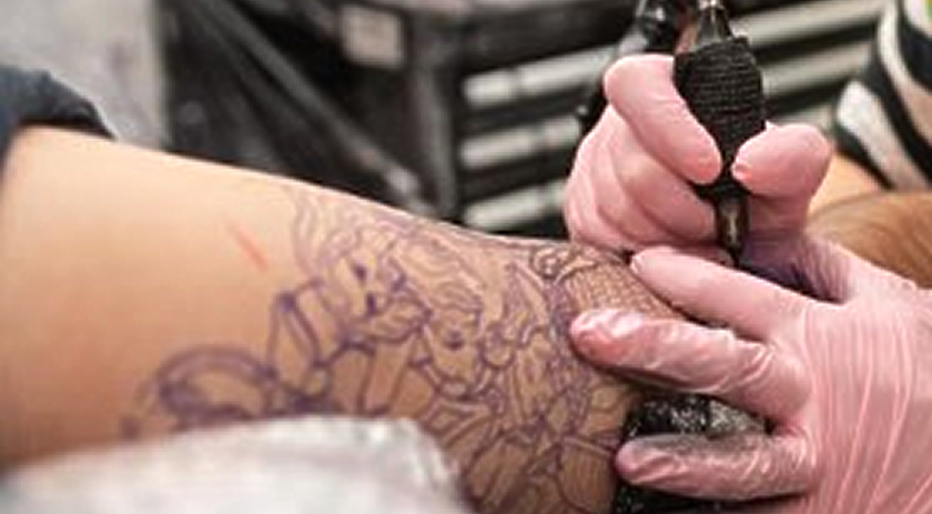 Tatuadora é indiciada por lesão corporal gravíssima contra adolescentes