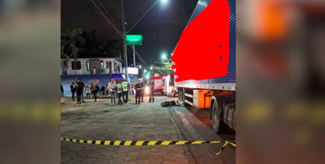 Scooter elétrica bate contra rodado de carreta e adolescente de 14 anos morre