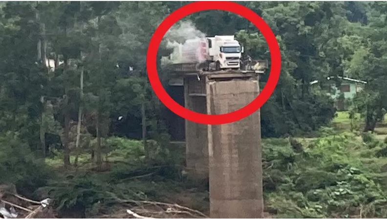Motorista fura bloqueio e quase cai de ponte destruída pela chuva