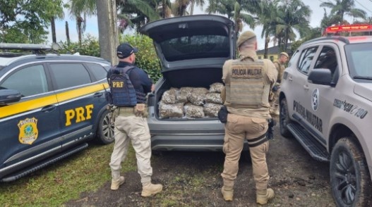Motorista foge a 180 km/h, bate carro em SC e é preso com R$ 700 mil em drogas