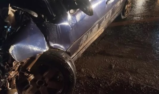 Com pneus carecas e CNH suspensa, motorista fica ferido após bater em caminhão SC-157