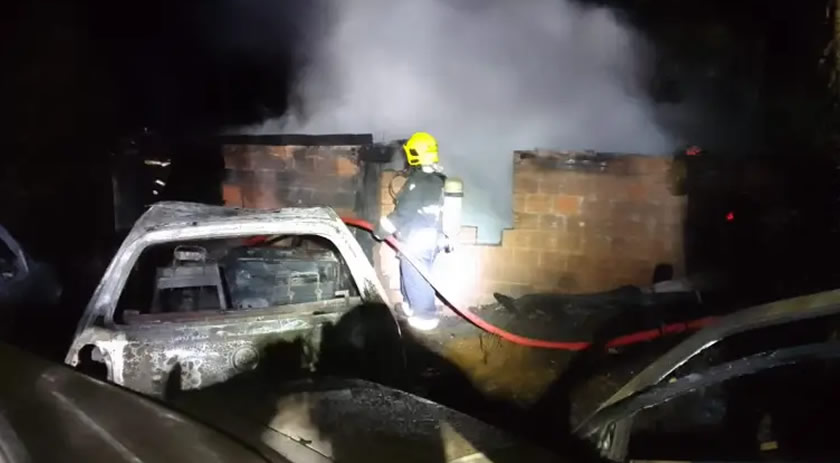 Incêndio destrói casa e veículos no interior do município
