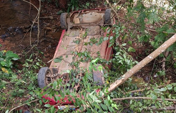 Adolescente morre após automóvel cair em córrego