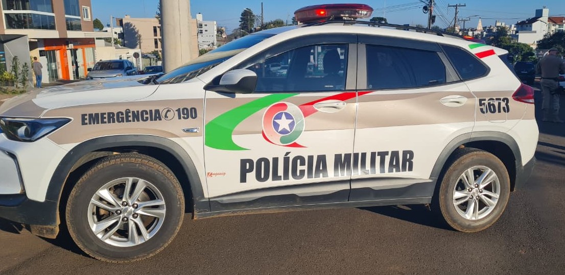 Homem ameaça soltar pitbull contra policiais durante ocorrência de violência doméstica