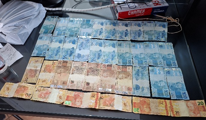 Casal é preso com mais de R$ 2,7 mil em notas falsas