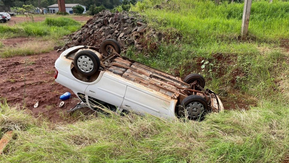 Veículo furtado é encontrado tombado nos fundos de antiga cerâmica