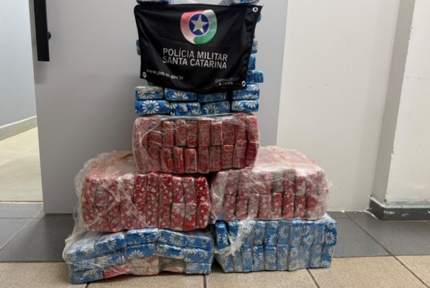 PMRv apreende quase 100 quilos de maconha após perseguição na SC-155; motorista abandona carro e foge para mata