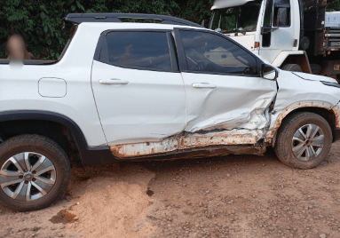 Colisão entre veículos em Cunha Porã causa vazamento de combustível na pista