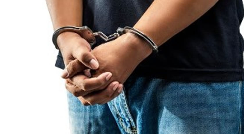 Homem é preso por agredir ex-companheira e outro homem