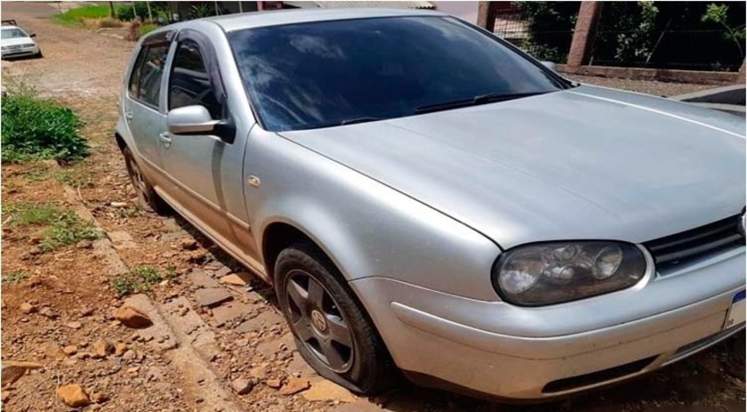 Depois da separação, mulher acusa marido de furar os quatro pneus do veiculo