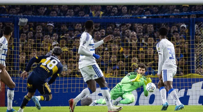 Cruzeiro arranca empate com um a menos na Bombonera e fica perto das oitavas