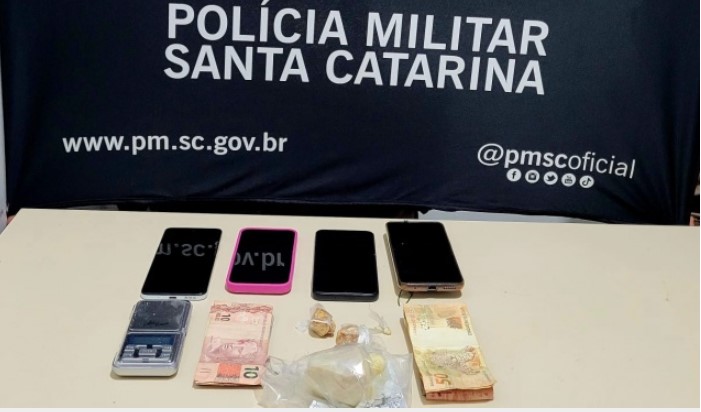 Duas mulheres são presas pela Polícia Militar por tráfico de drogas