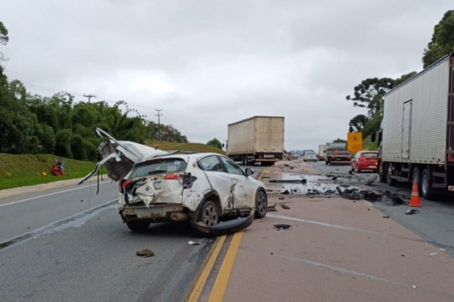 Acidente gravíssimo com 2 carros e três caminhões mata jovem e deixa feridos em SC