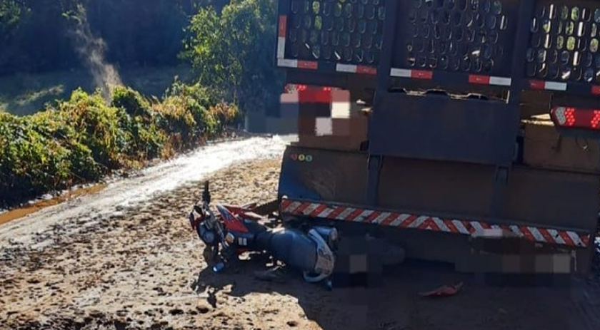 Adolescente de 15 anos sofre ferimentos graves após colidir moto em caminhão