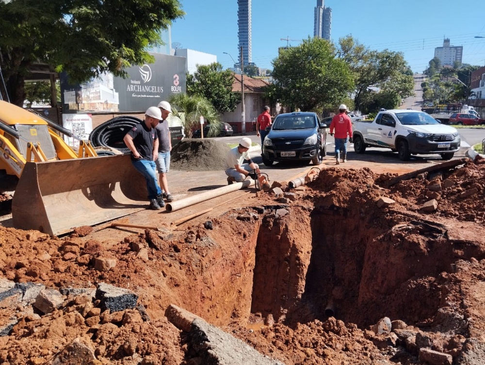 Rompimento de adutora causa interrupção no abastecimento de água no centro