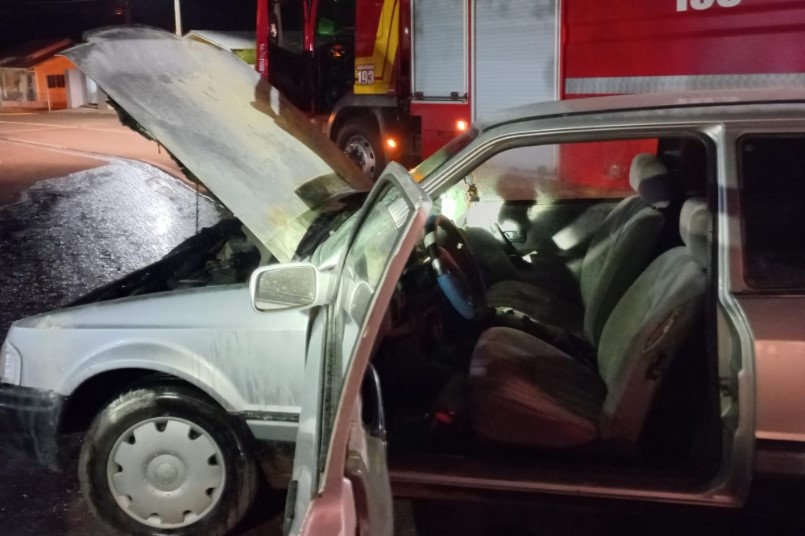 Incêndio em veículo mobiliza bombeiros