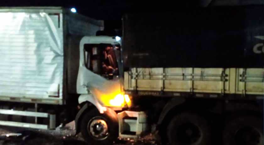 Colisão entre caminhões é registrada na BR-282