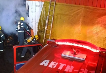 Princípio de incêndio causa danos em aviário no interior