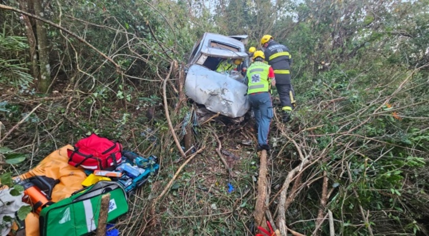 Grave acidente deixa homem ferido e carro destruído