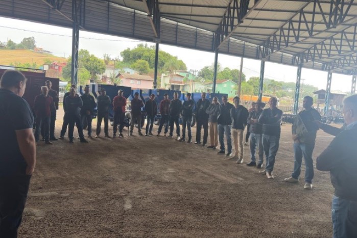 Mais de 120 famílias da agricultura são beneficiadas com equipamentos agrícolas