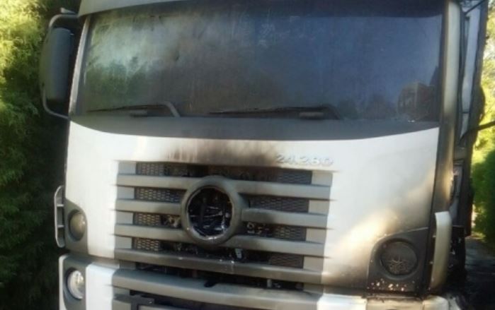 Caminhão carregado de baterias é consumido por incêndio no no interior