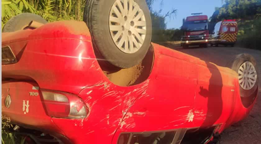 Carro capota no interior do município