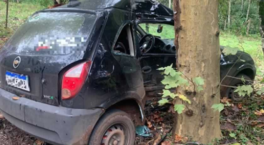 Saída de pista seguida de choque em árvore deixa homem ferido na SC 160