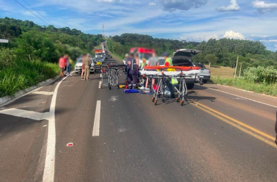 Engavetamento com quatro veículos deixa motociclistas feridos na SC-480