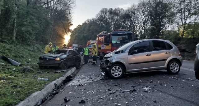 Carro com placas de São Miguel do Oeste se envolve em acidente com duas mortes na BR-282