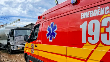 Motorista sofre descarga elétrica após caminhão encostar em fio de alta tensão no Oeste de SC