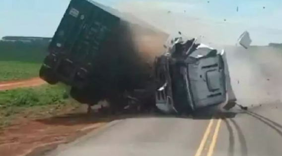 Motorista registra grave acidente entre caminhões em Mato Grosso