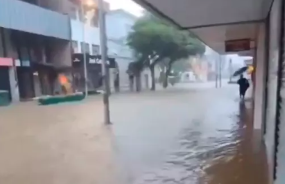 Santa Catarina registra 24 cidades impactadas pelas chuvas e emergência decretada