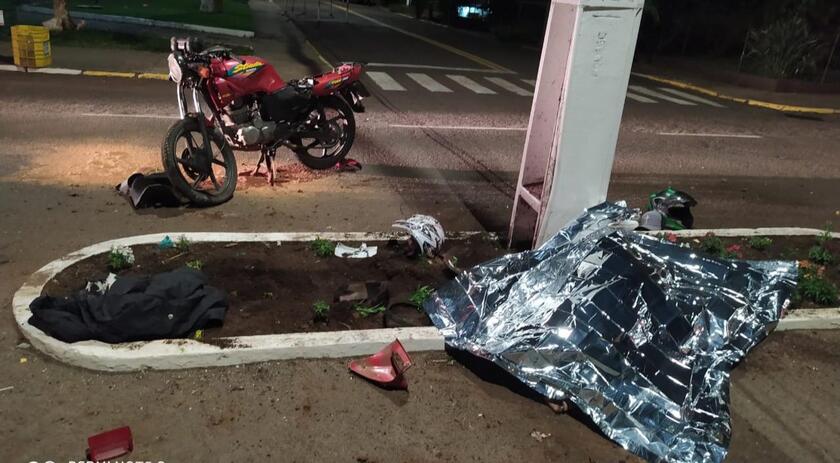 Mulher morre após motocicleta se chocar contra poste de energia elétrica