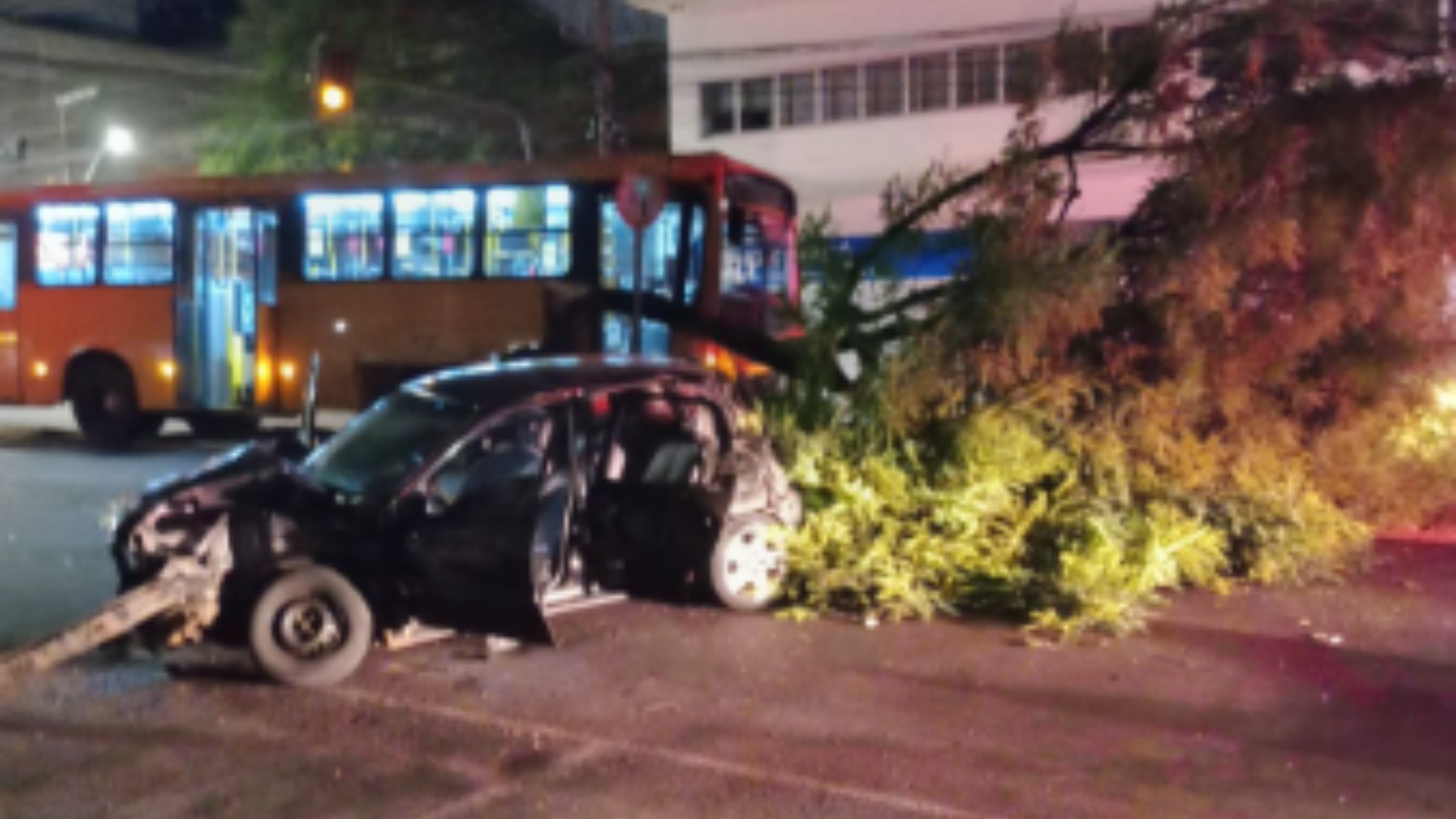 Acidente entre carro e ônibus deixa feridos no Centro