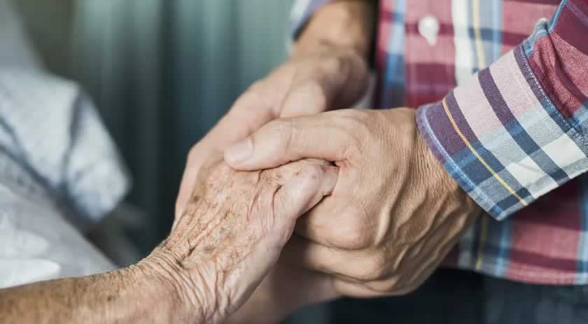 Expectativa de vida do brasileiro ao nascer sobe para 77 anos