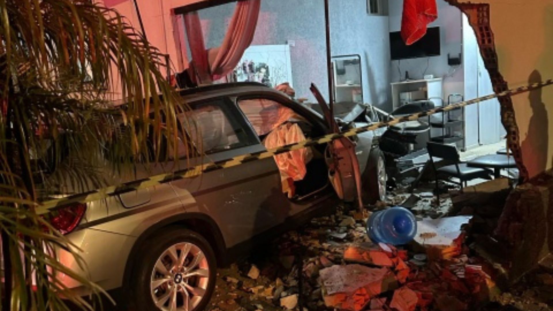 Carro invade salão de beleza em Xanxerê e deixa motorista ferido